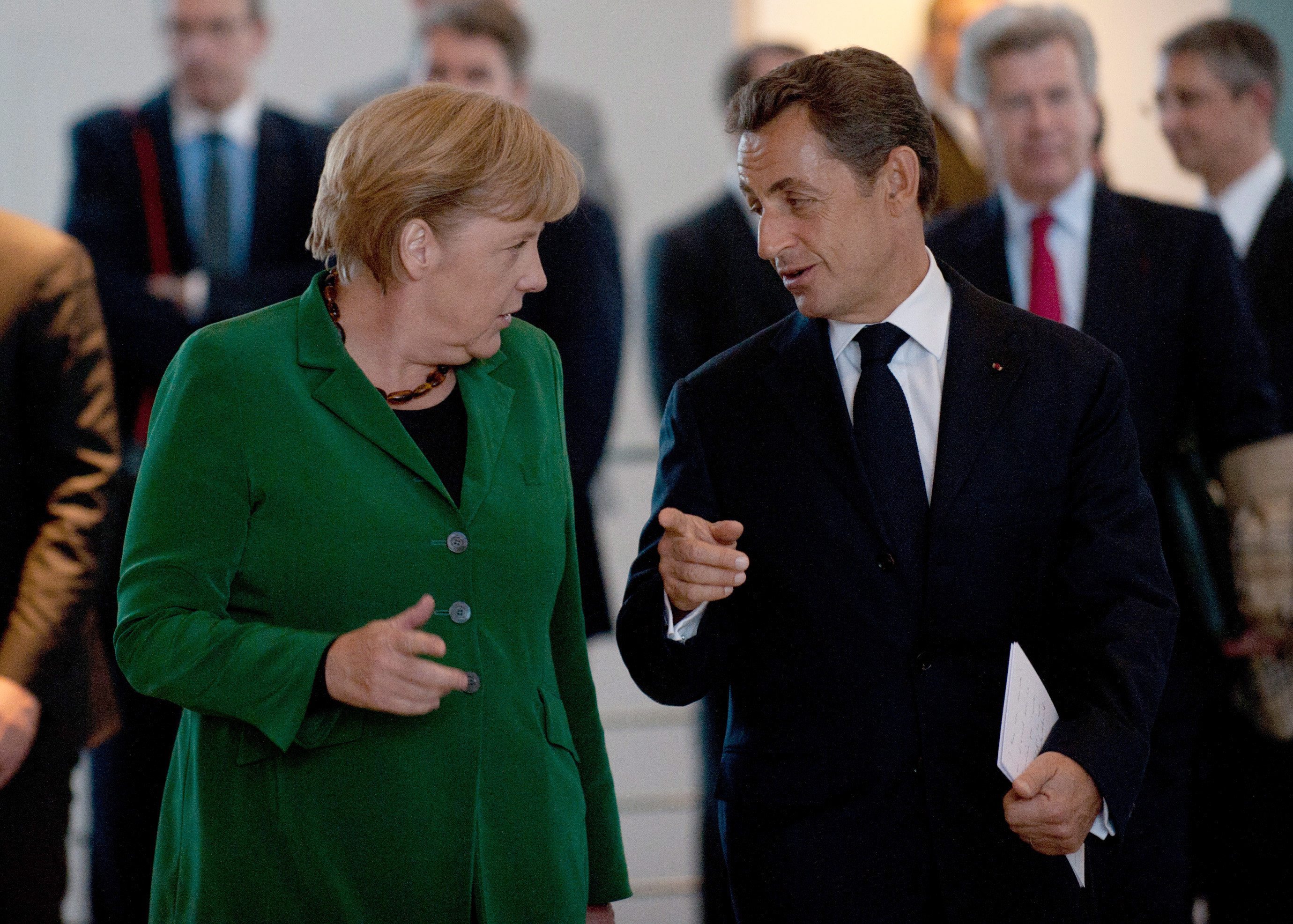WSJ: «Σκοτώνει» το ευρώ η αναποφασιστικότητα των ηγετών