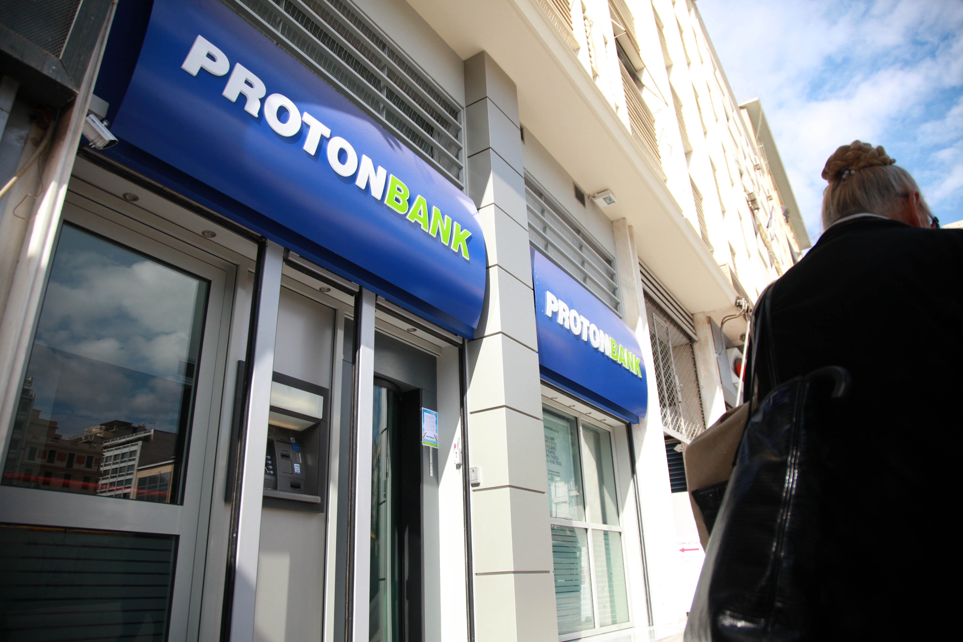 Πώς στήθηκε η κομπίνα με την Proton Bank