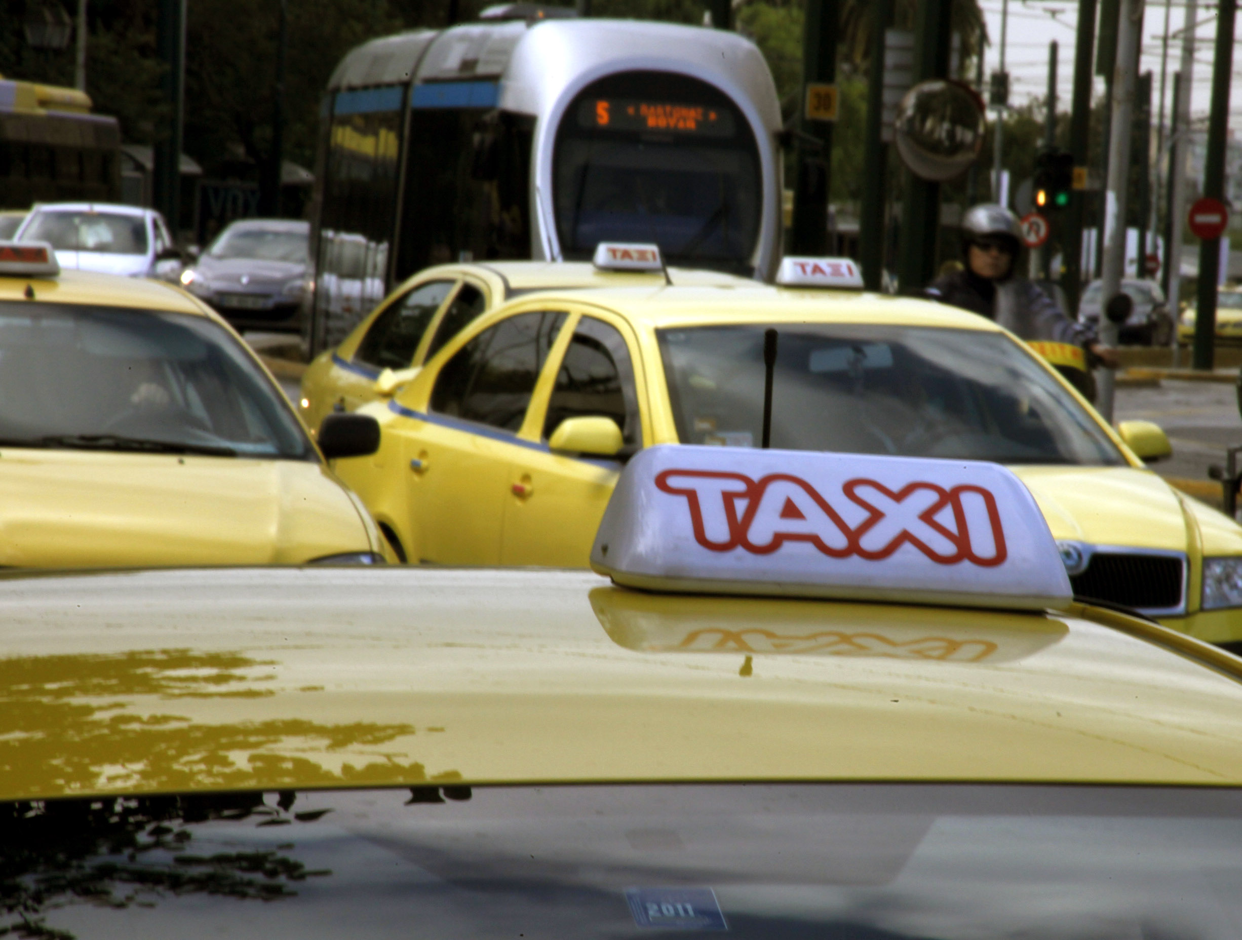 Κομμένα και ραμμένο για τους αυτοκινητιστές το νομοσχέδιο για τα ταξί