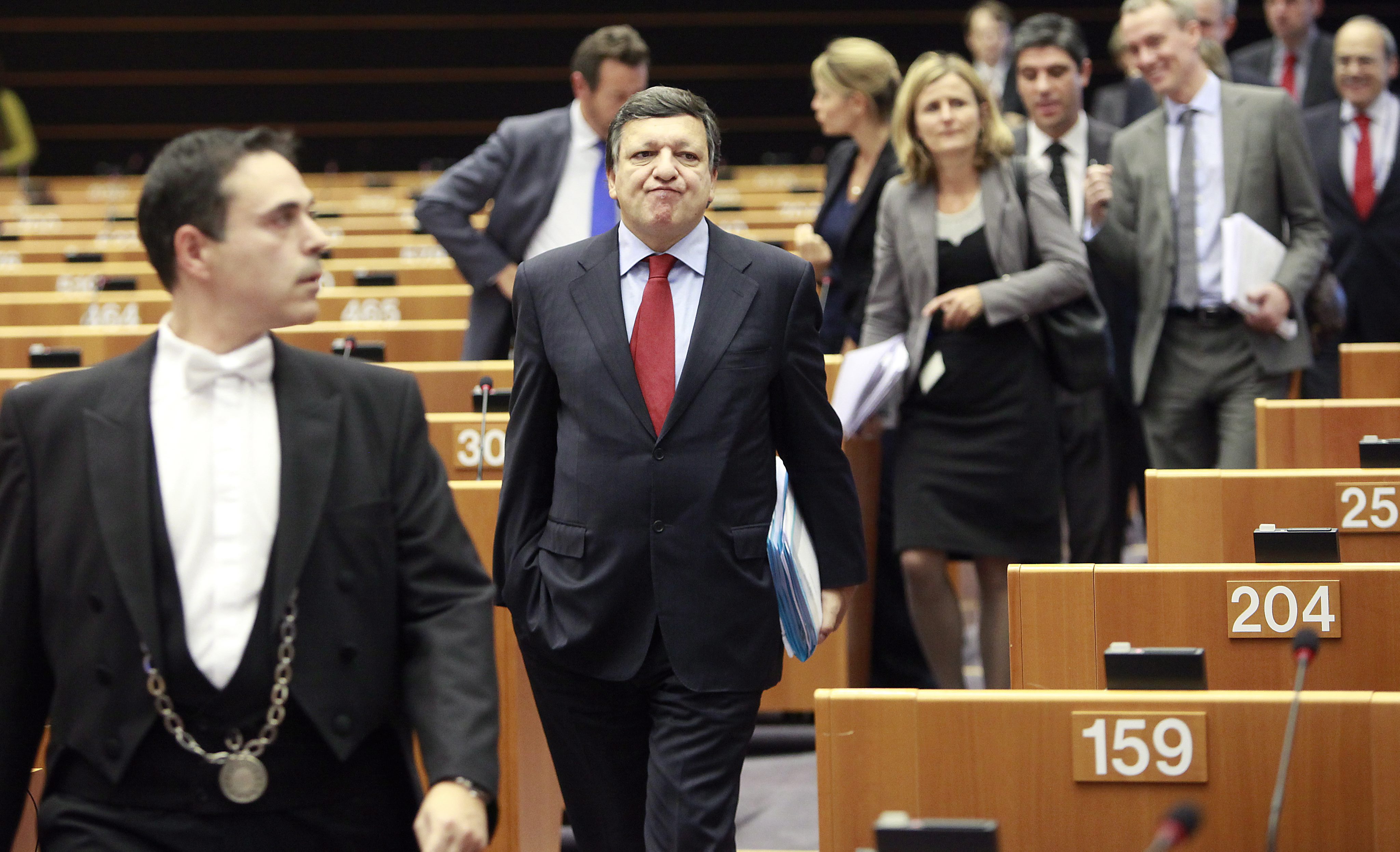 Μπαρόζο: Διαλύστε τις αμφιβολίες για παραμονή της Ελλάδας στο ευρώ