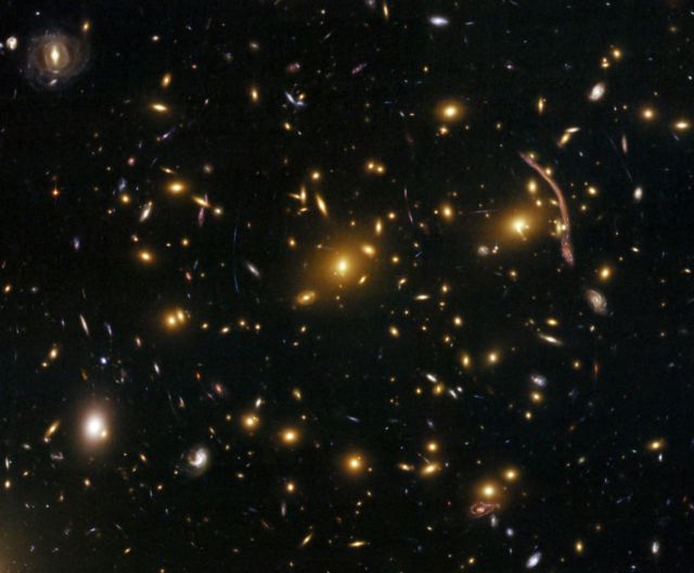 Tην σκοτεινή ύλη εν δράσει βλέπει το Hubble