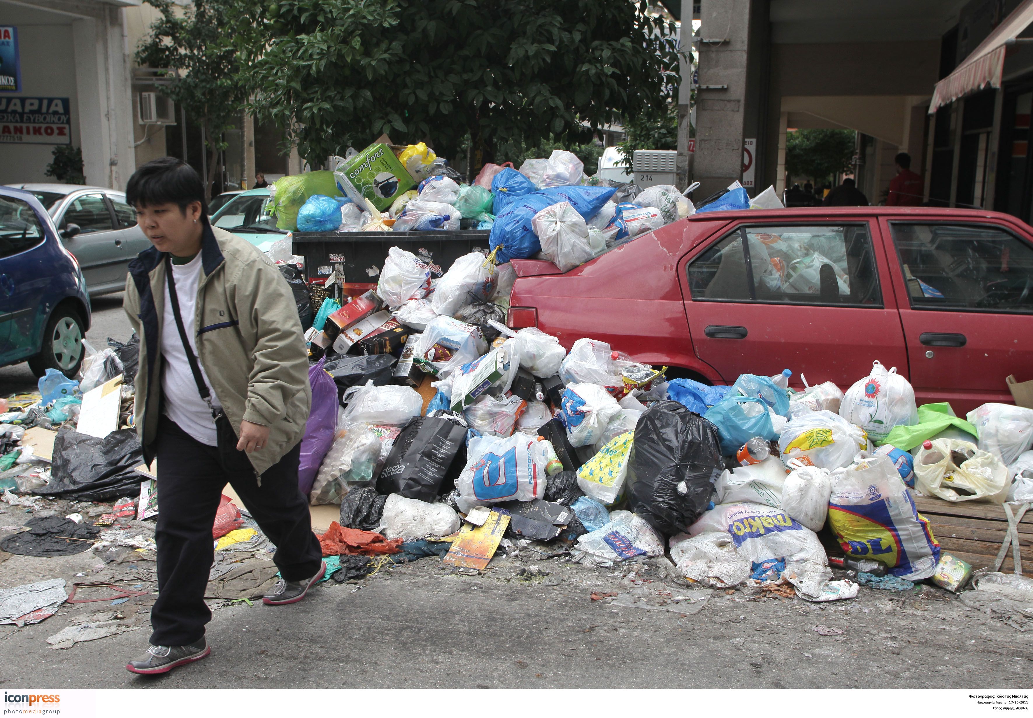 Σκουπίδια: παράνομη, αλλά η απεργία συνεχίζεται