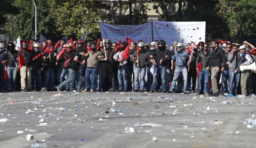 Αντιεξουσιαστές έκαναν πορεία στα Εξάρχεια με όπλα στα χέρια