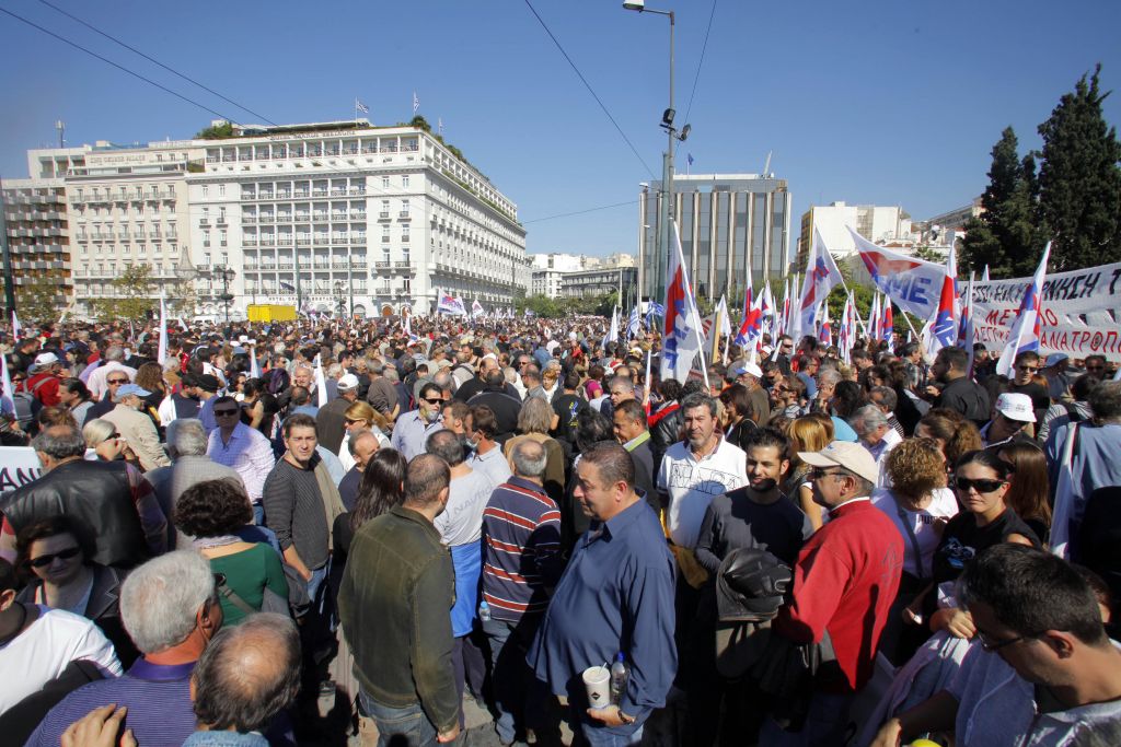 Οι κουκουλοφόροι, οι προβοκάτσιες και η νύχτα πένθους