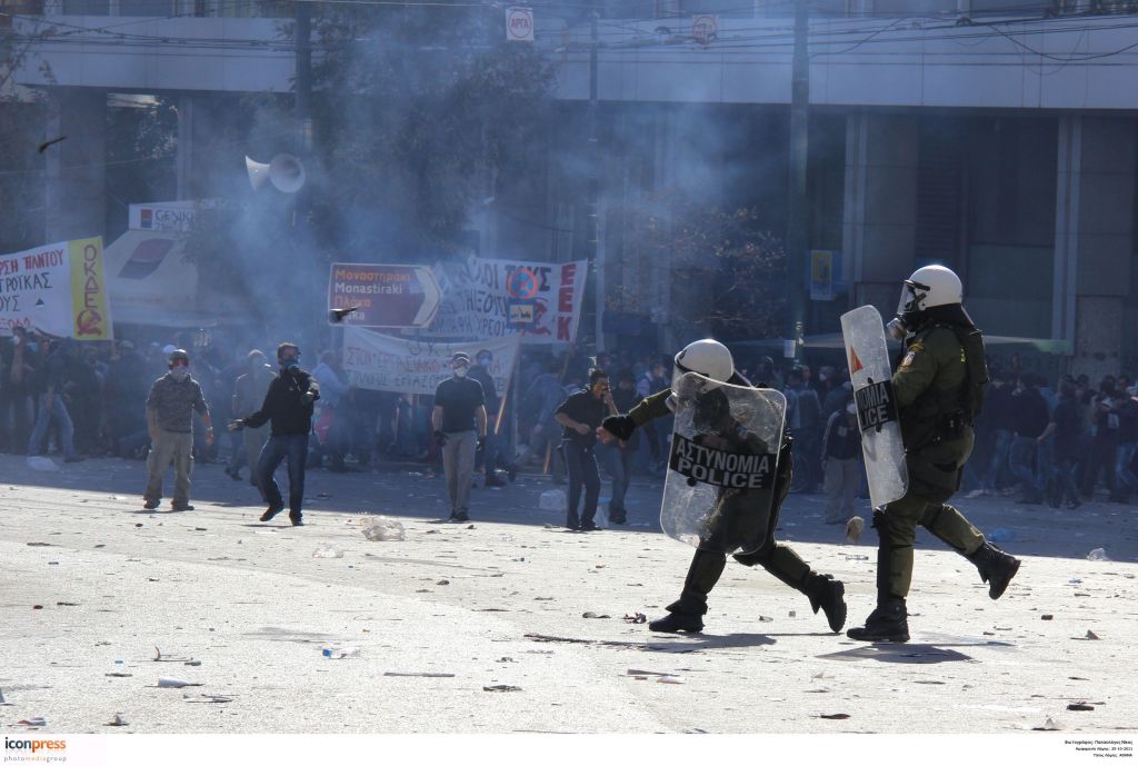 Ενας νεκρός και δεκάδες τραυματίες στο συλλαλητήριο στο Σύνταγμα