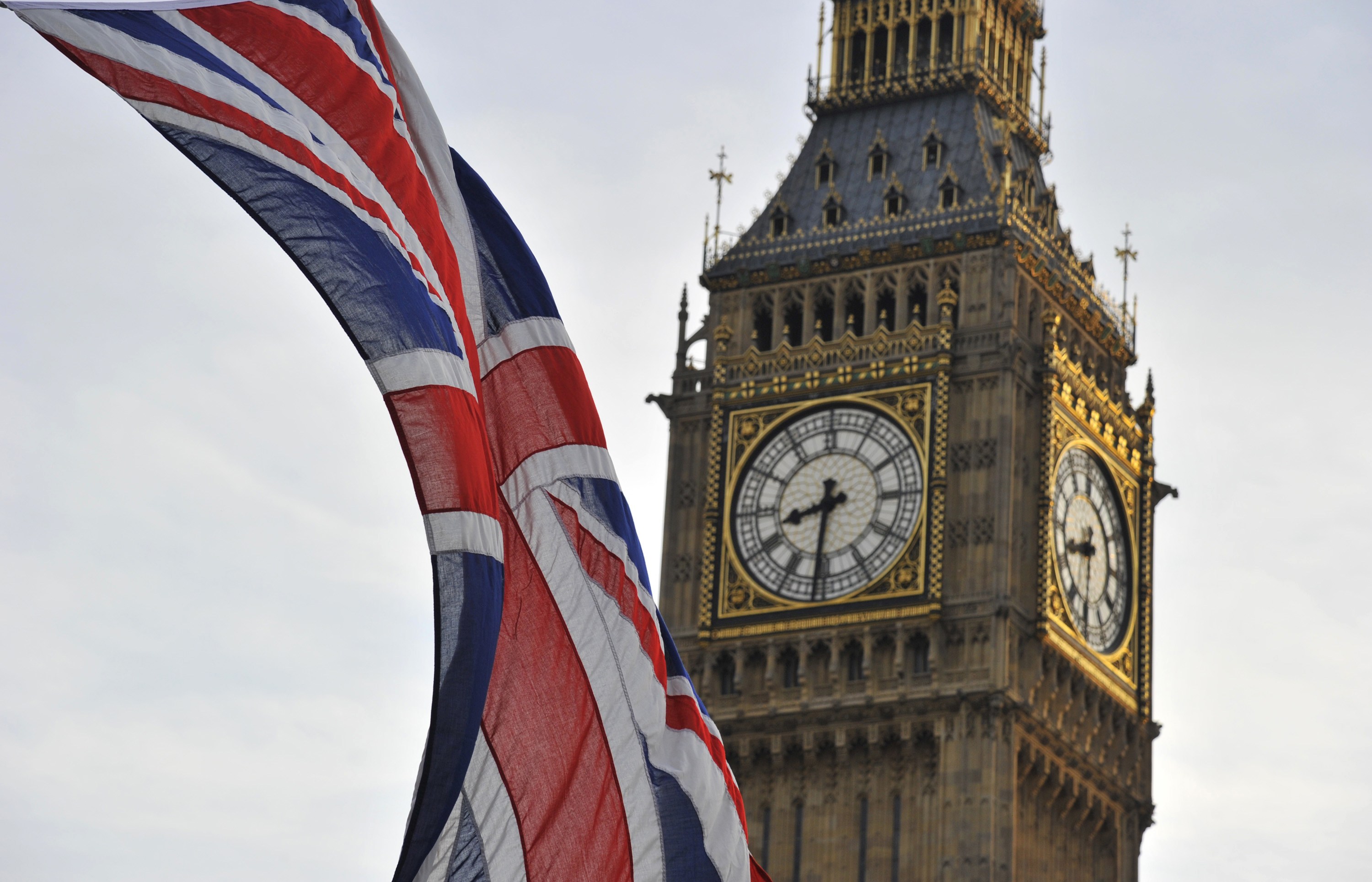 Βρετανία: Υπό απειλή υποβάθμισης της πιστοληπτικής της ικανότητας