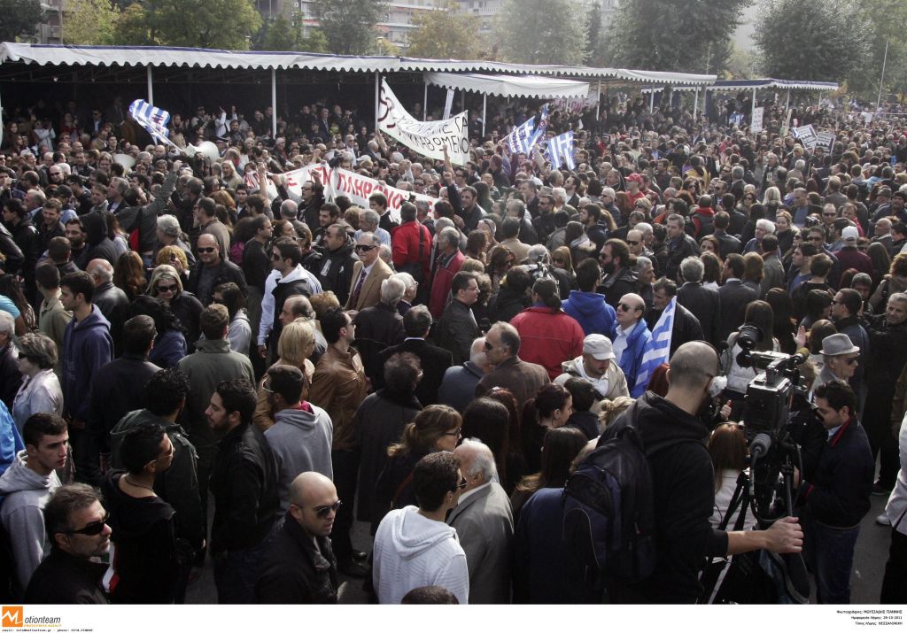 Ματαιώσεις και επεισόδια στις παρελάσεις σε όλη τη χώρα