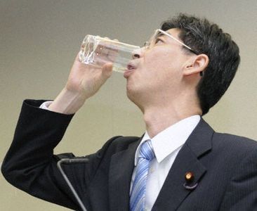 Ιάπωνας βουλευτής ήπιε νερό της Φουκουσίμα για να πείσει ότι είναι ασφαλές