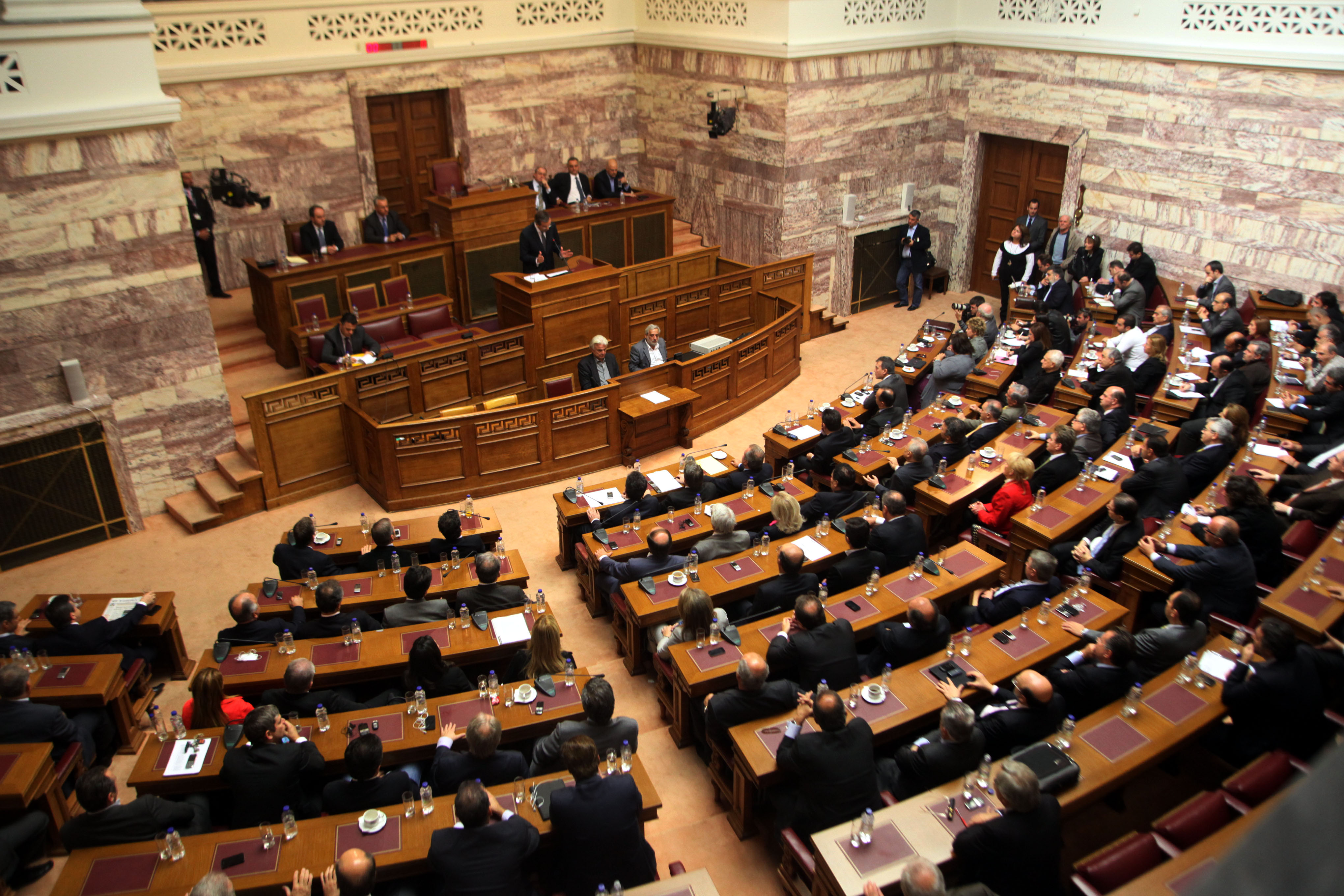 Η 6η δόση εκκρεμεί, αλλά 13,5 εκατ. ευρώ πάνε στα κόμματα