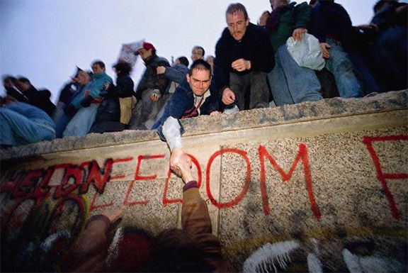 Ενας δημοσιογράφος αναλύει γιατί το 1989 ήταν έτος επαναστατικό