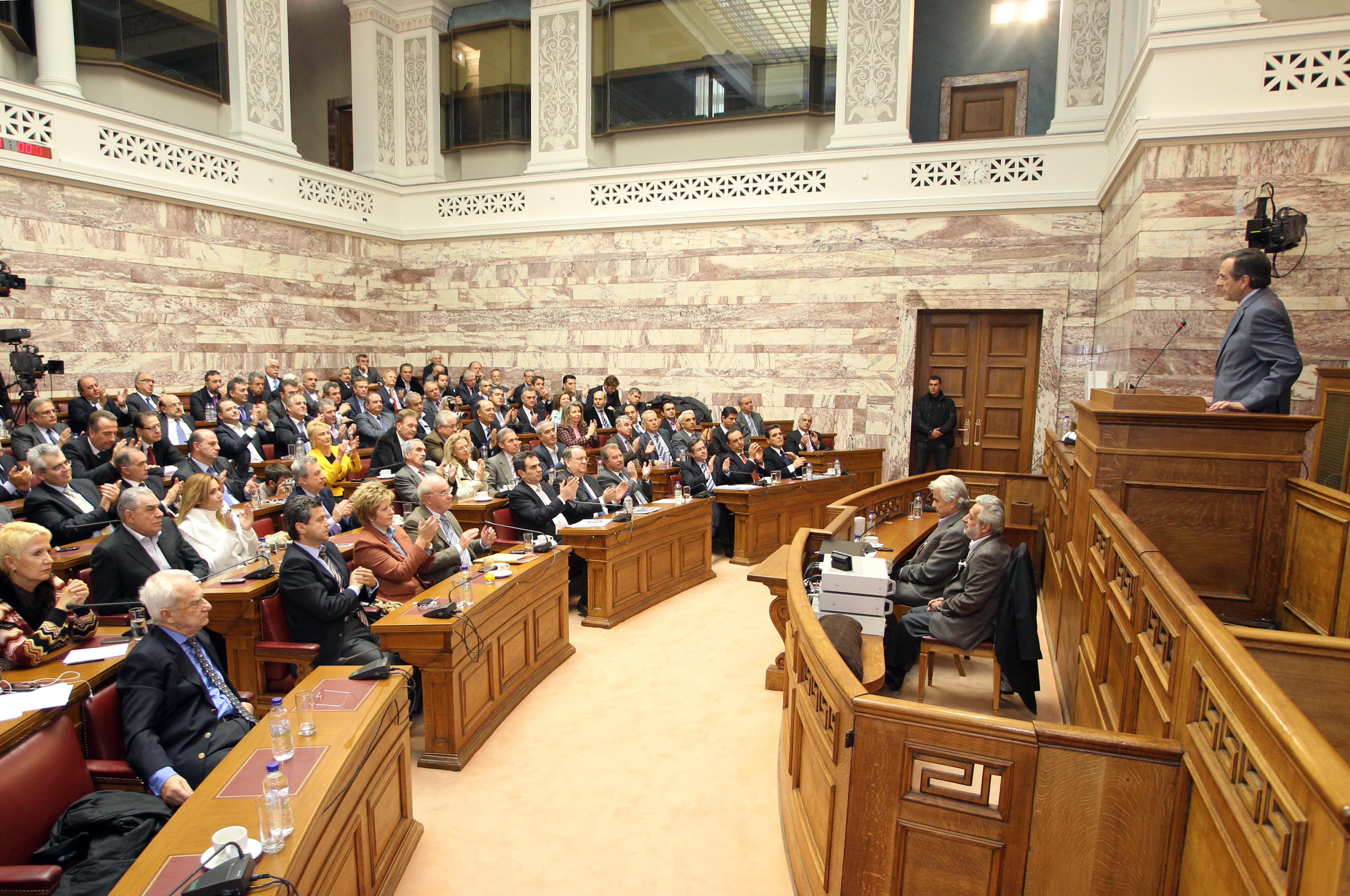 Εμφύλιος «σκληρών» και μετριοπαθών στη ΝΔ
