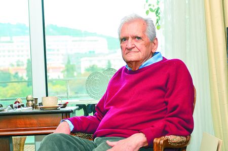 Τίτος Πατρίκιος στο «Βήμα»: «Να ξεπερνάμε τα πράγματα αλλά να μην τα ξεχνάμε»