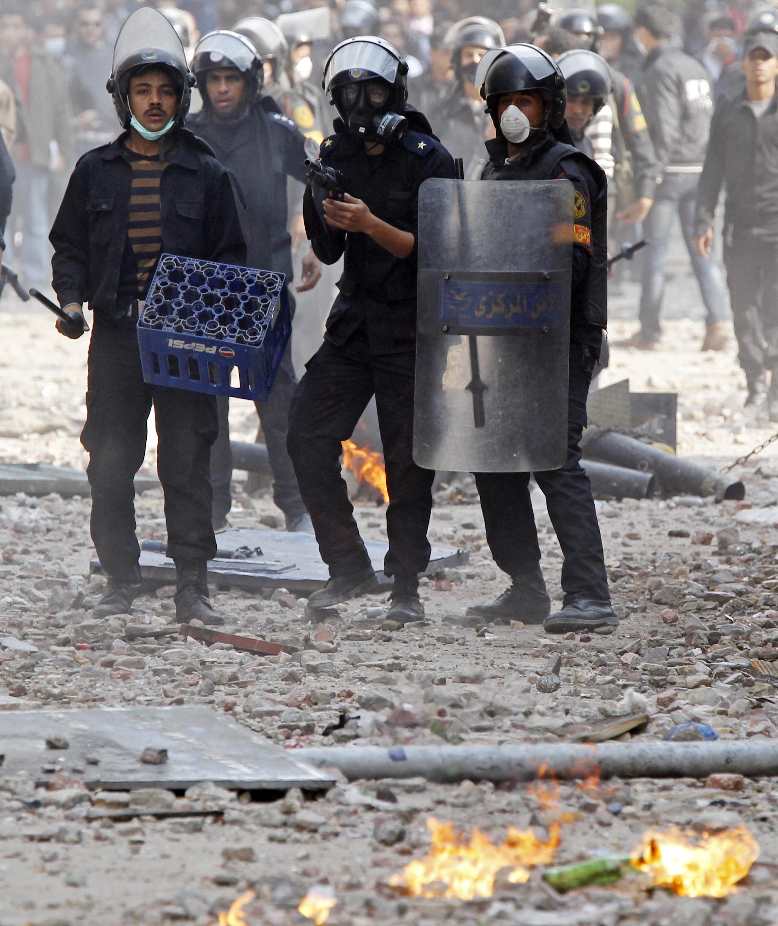 Αίγυπτος: Πεδίο μάχης και την Τρίτη η πλατεία Ταχρίρ