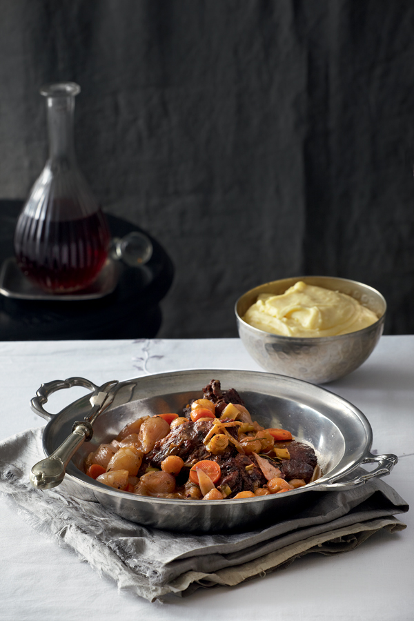 Αγριογούρουνο κρασάτο με κοκκάρια και βουτυράτο πουρέ πατάτας