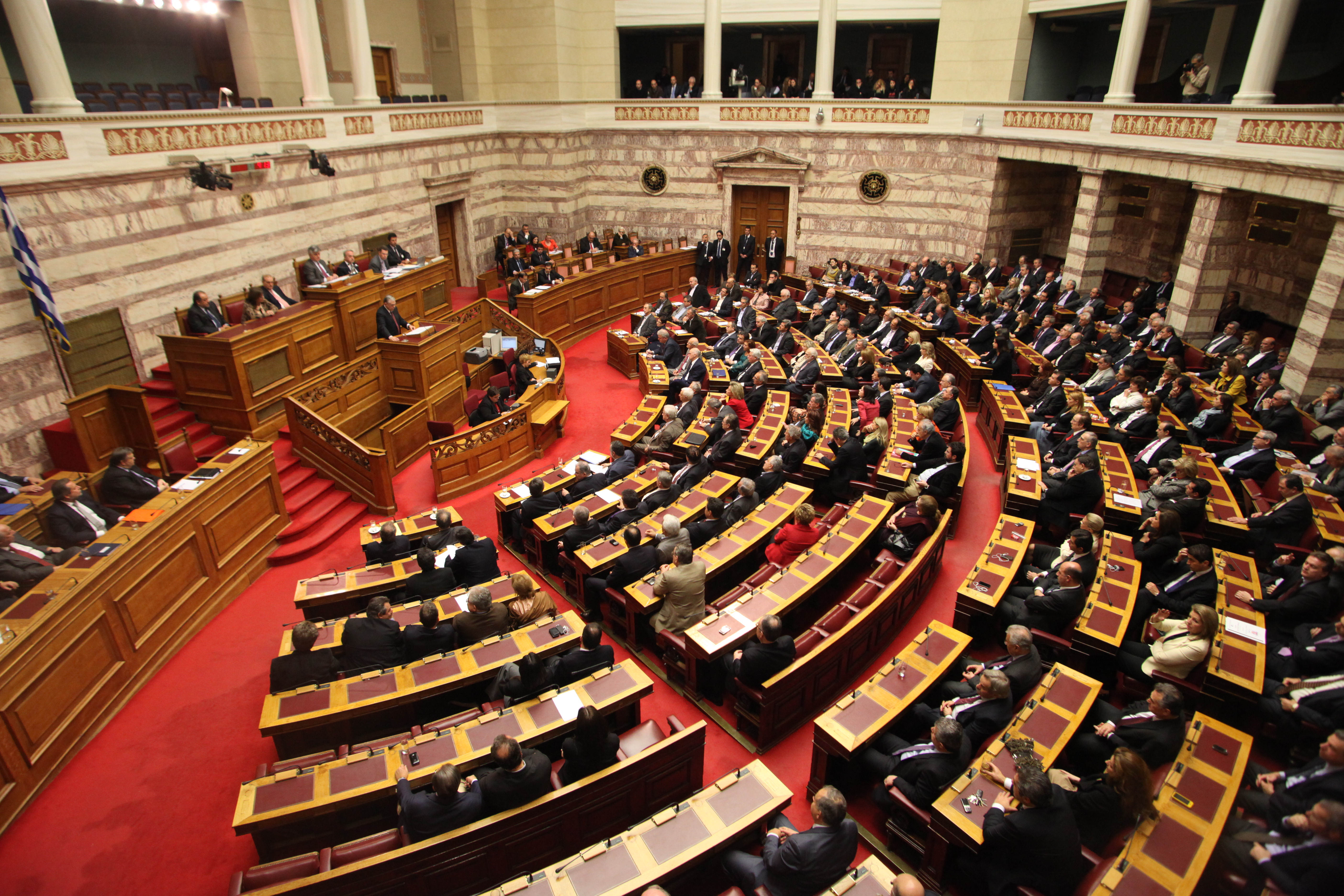 Αποζημιώσεις εκατομμυρίων ευρώ ζητούν 117 πρώην βουλευτές