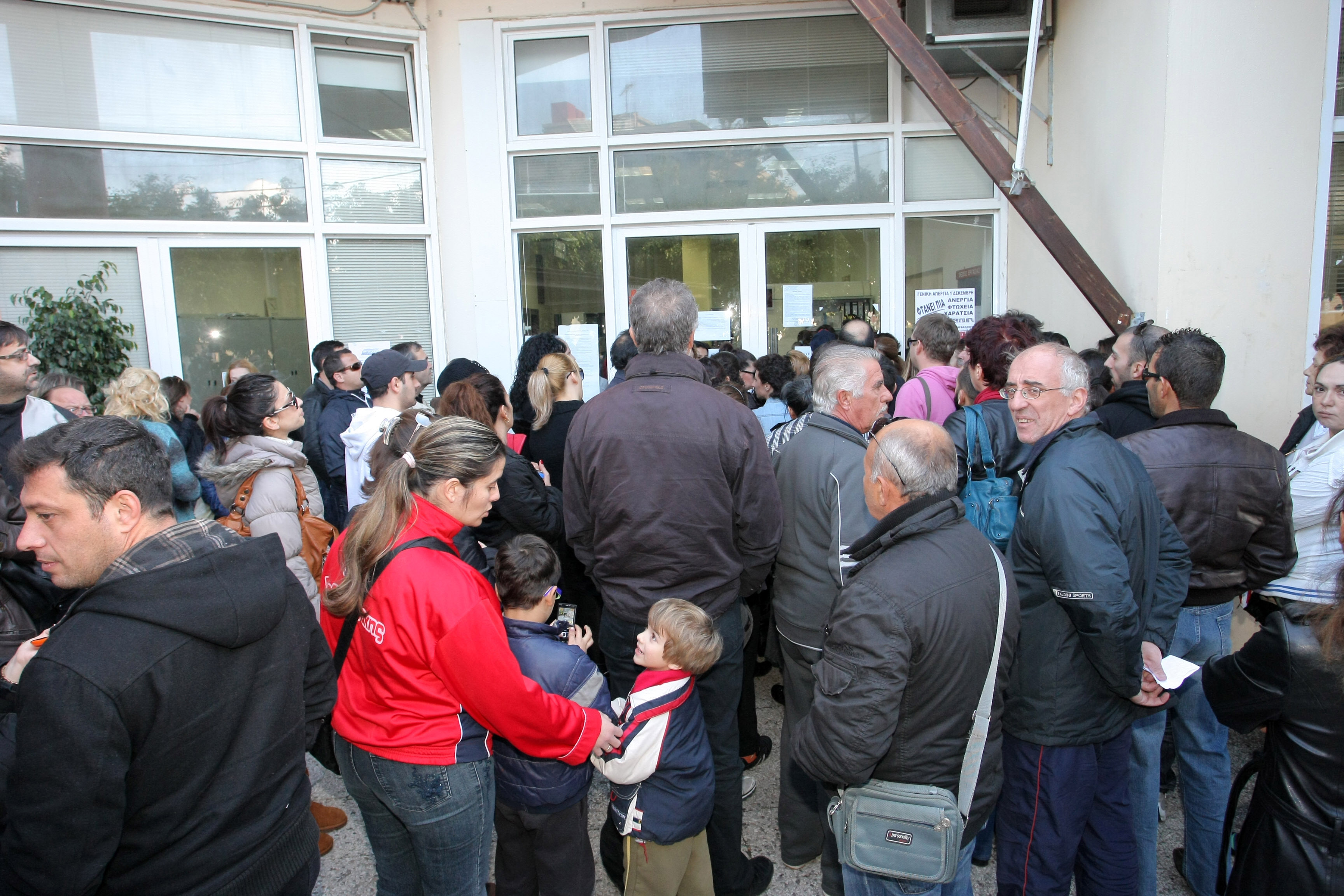 Αυξάνεται στις 7.050 ευρώ το όριο για το κοινωνικό μέρισμα