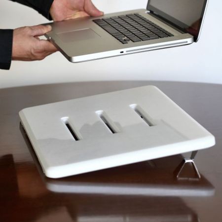 Μια cool βάση για τον υπολογίστη σου και άλλα ντιζάιν gadgets