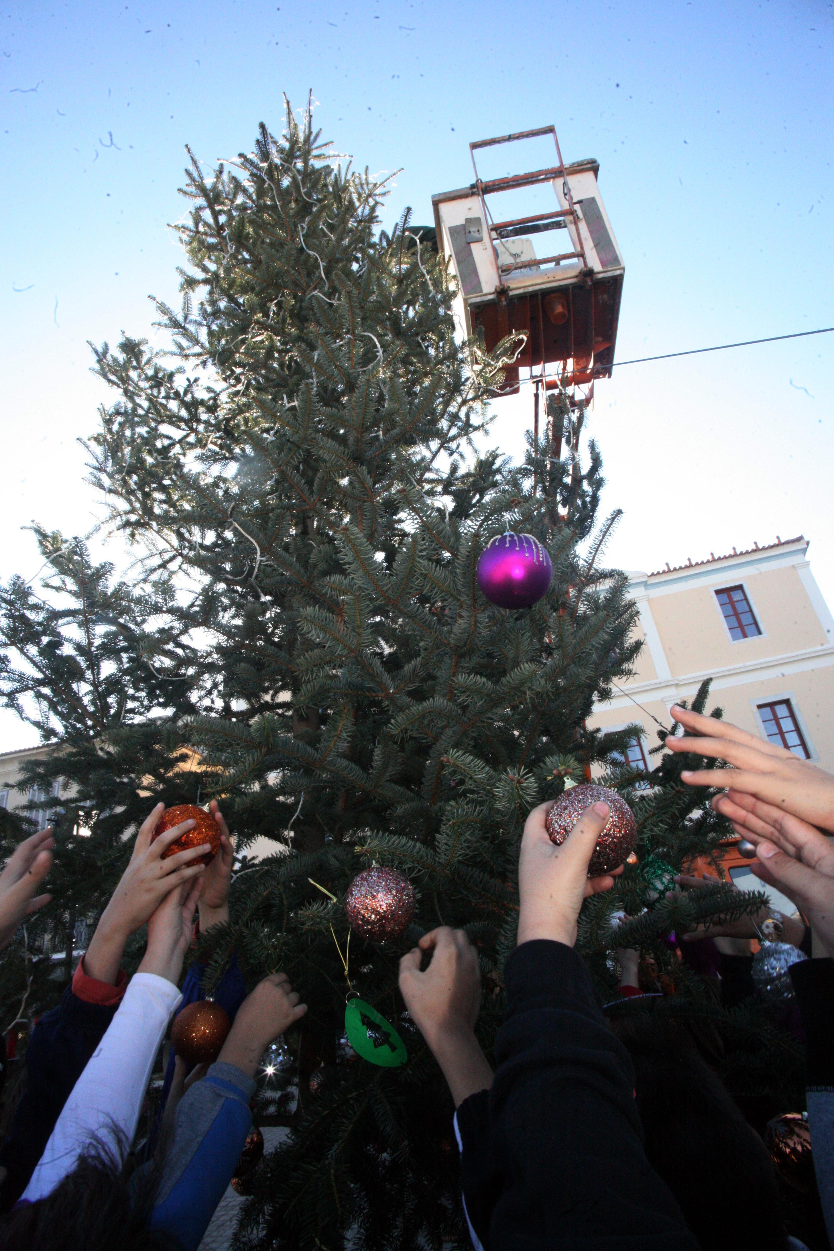 Οι Ελληνες «δεν έκαναν Χριστούγεννα» αλλά δέντρο στόλισαν