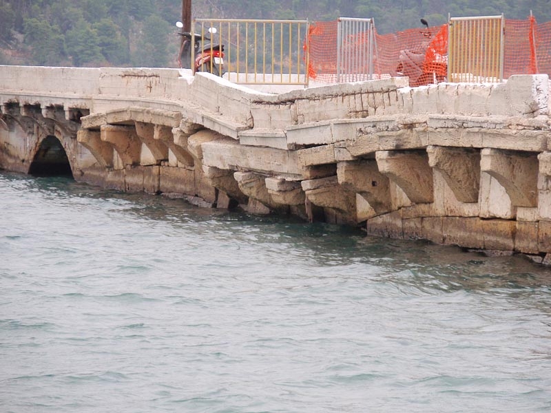 Κεφαλλονιά: Κατέρρευσε τμήμα της ιστορικής γέφυρας Ντε Μποσέ