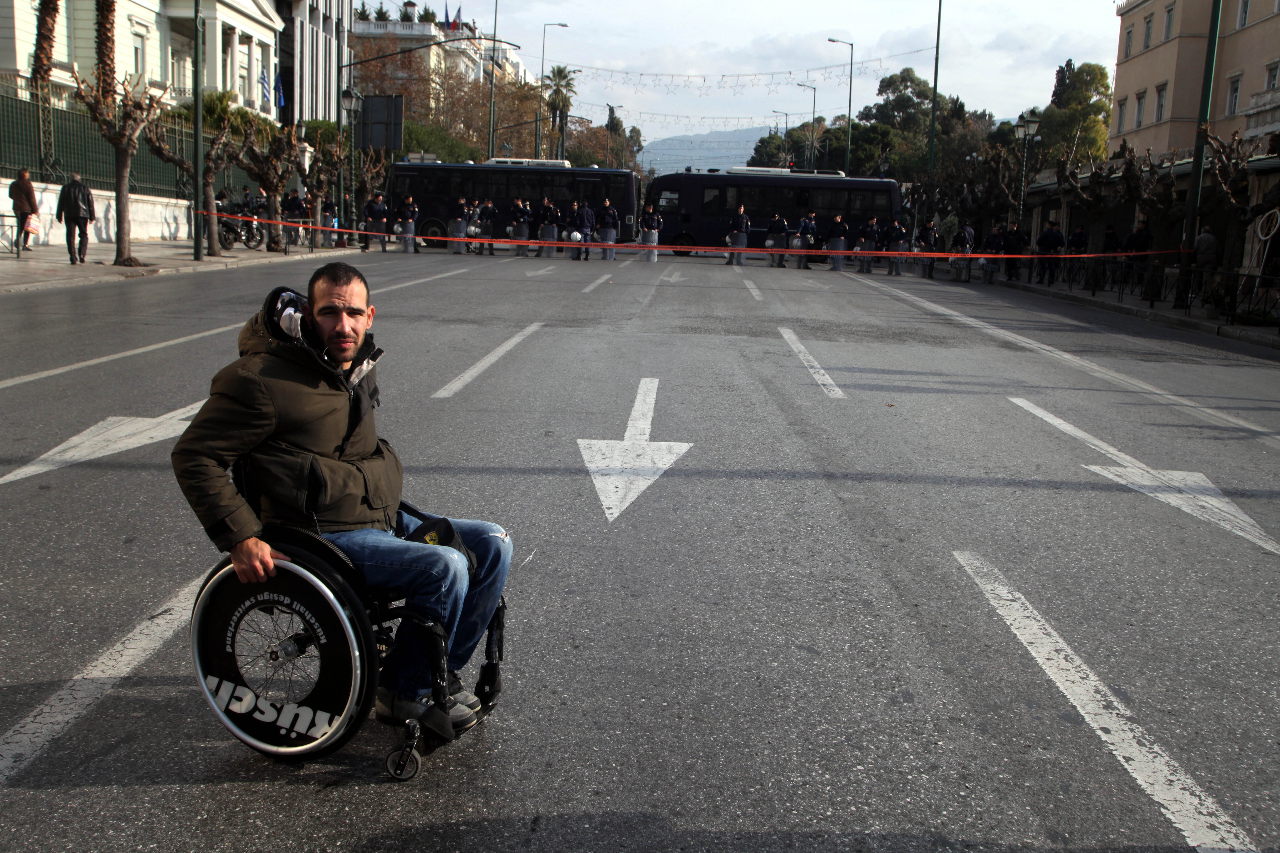 Επιστρέφει το ΕΚΑΣ σε άτομα με βαριά αναπηρία