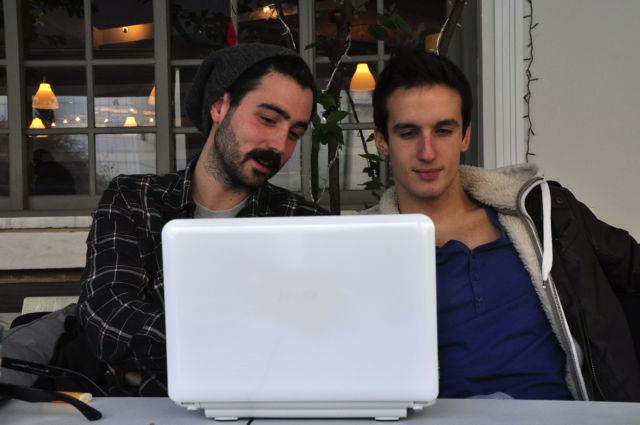 Δύο έλληνες φοιτητές «φωτίζουν» το facebook