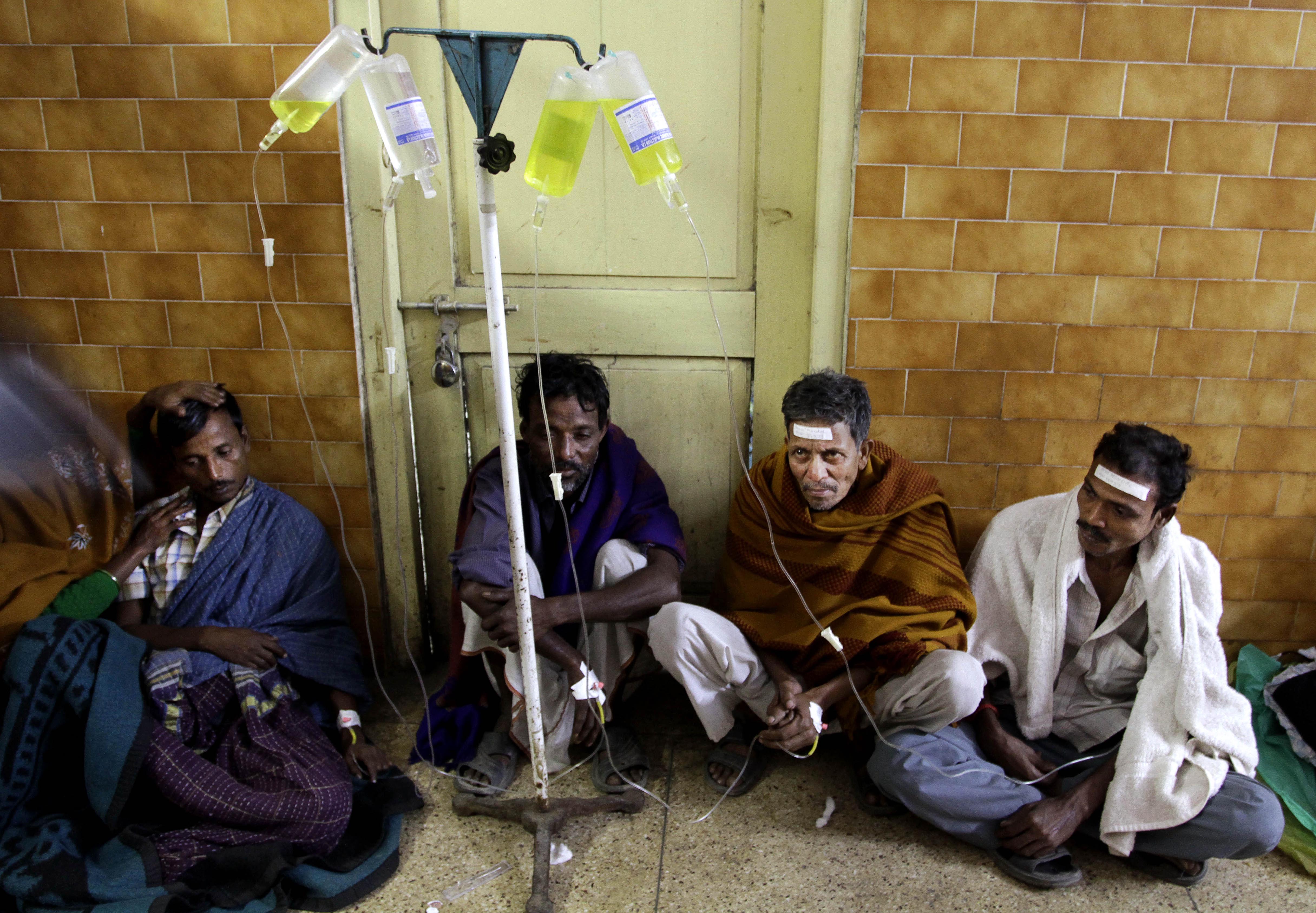 Ινδία: Ποτό με τοξική ουσία έστειλε στο θάνατο 102 άτομα