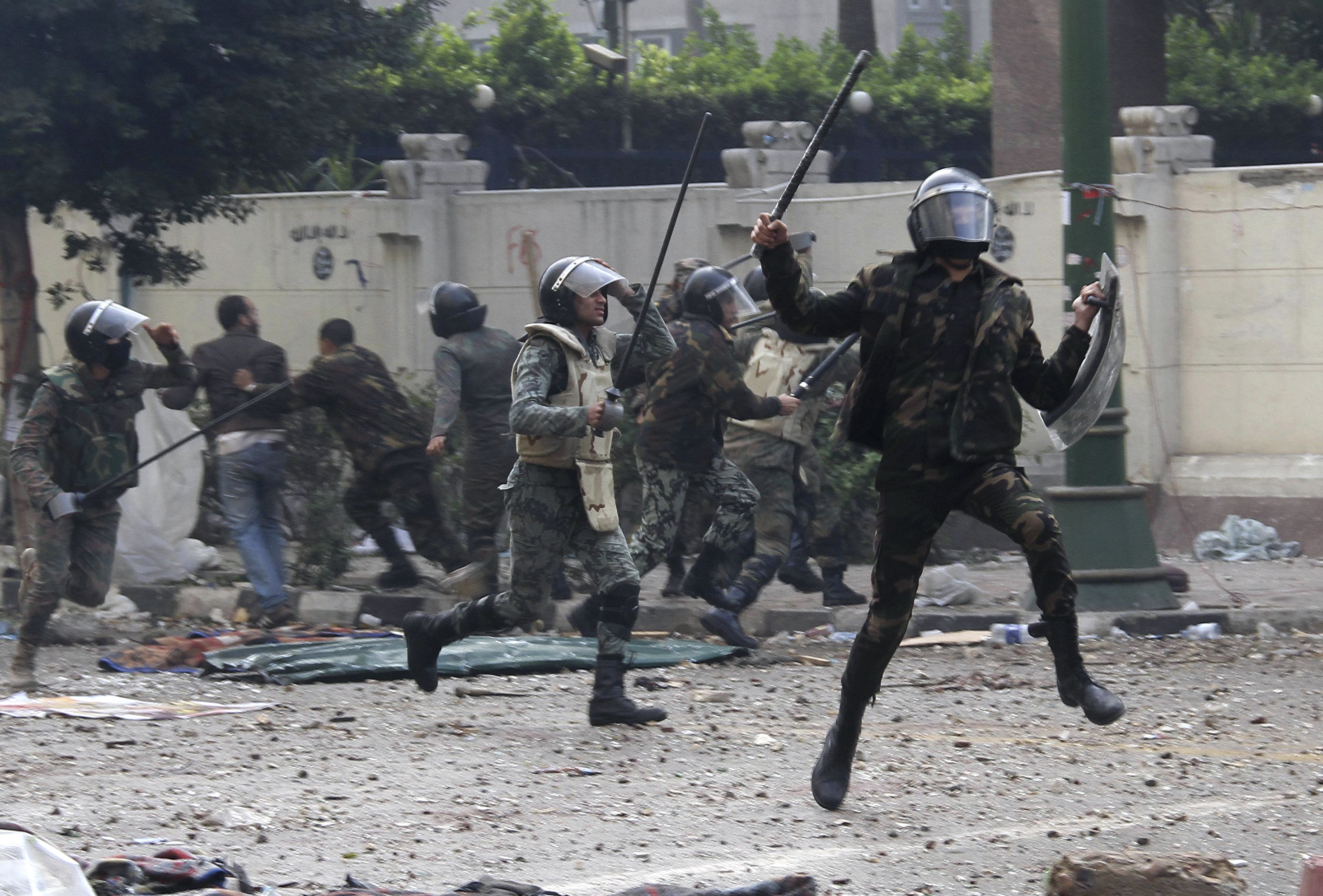 Κάιρο: Νέες αιματηρές συγκρούσεις μεταξύ διαδηλωτών και στρατιωτών