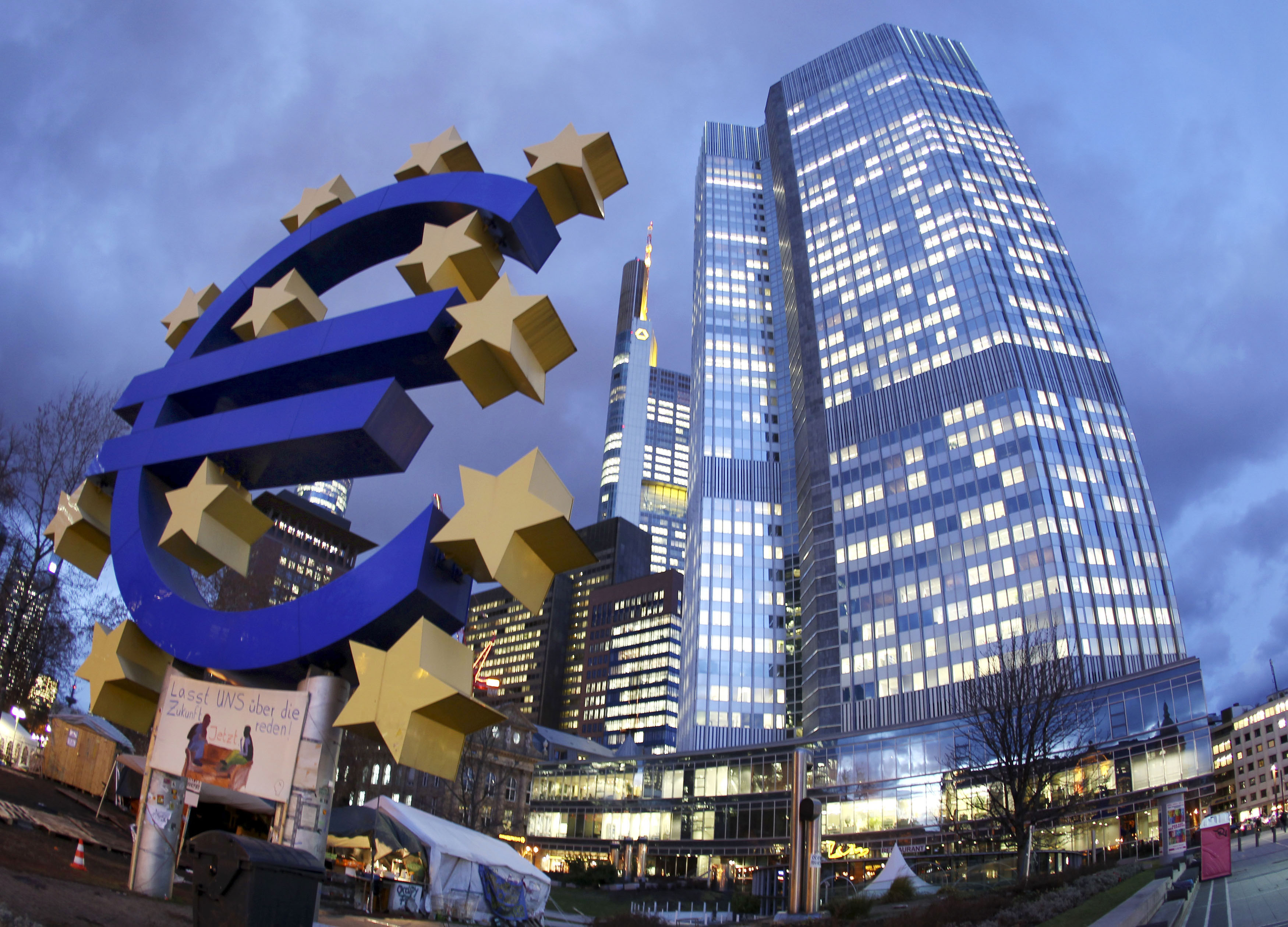 ΕΚΤ: Συρρίκνωση της οικονομίας της Ευρωζώνης κατά 0,4% το 2013