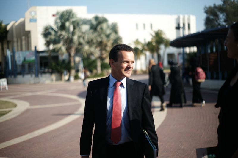 Κασπάρ Βέλντκαμπ: Δημοκρατία από τον καναπέ δεν γίνεται