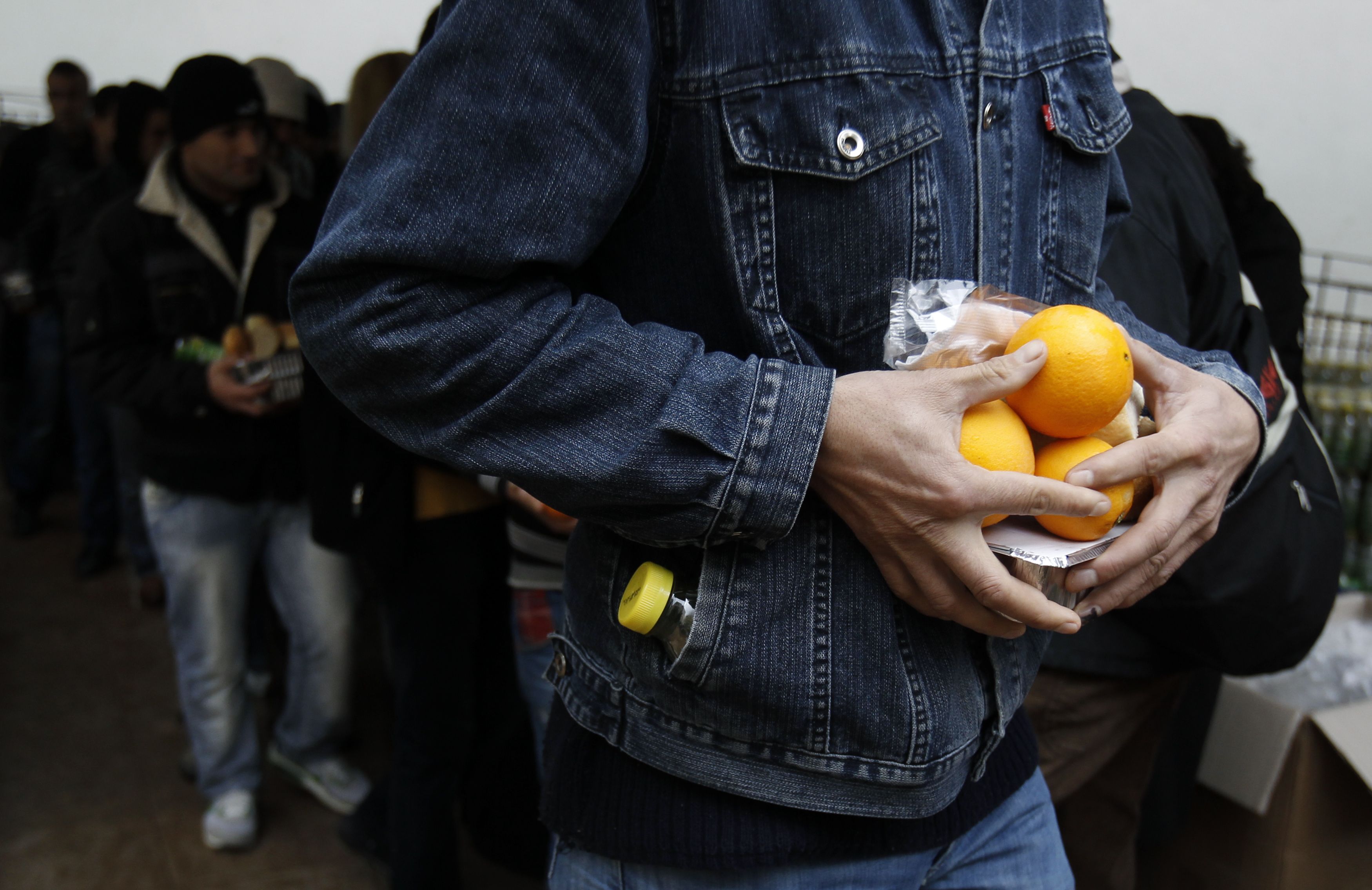 BBC: Αστεγοι και πεινασμένοι στην Αθήνα κάνουν ουρές για το πρωτοχρονιάτικο γεύμα
