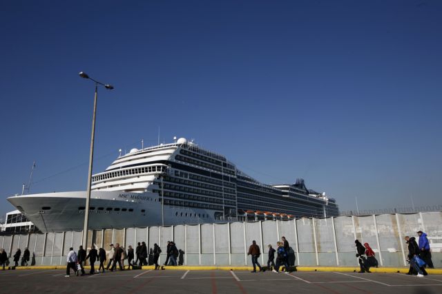 Cruise ship crashes in jetty in port of Piraeus during approach