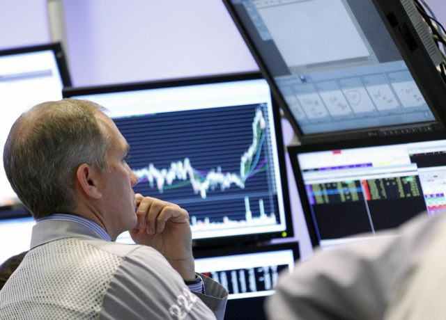 Ενισχύονται οι μετοχές, ασανσέρ το ευρώ