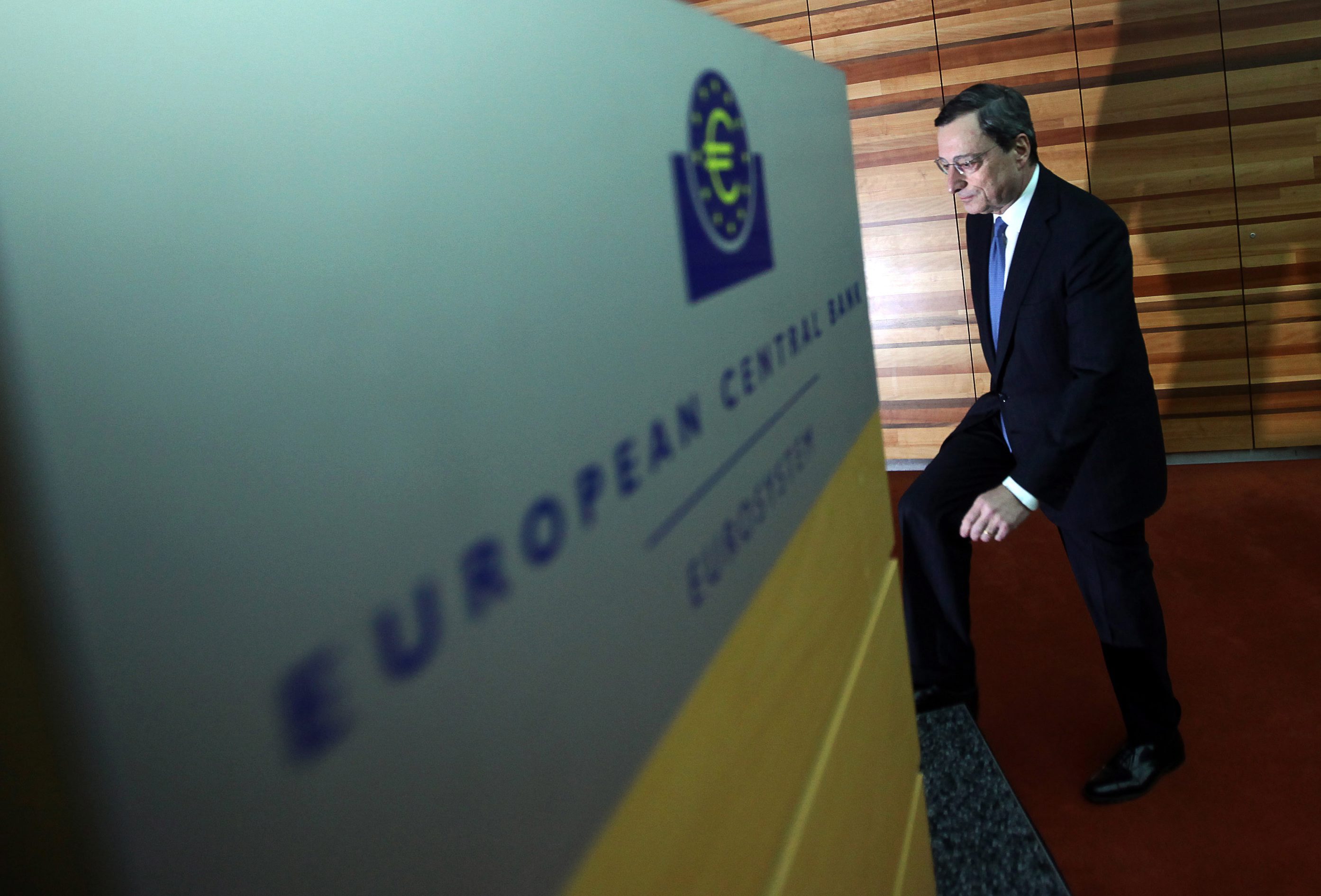 Πολιτικοί και ιδιώτες πιέζουν την ΕΚΤ να συμμετάσχει στο PSI