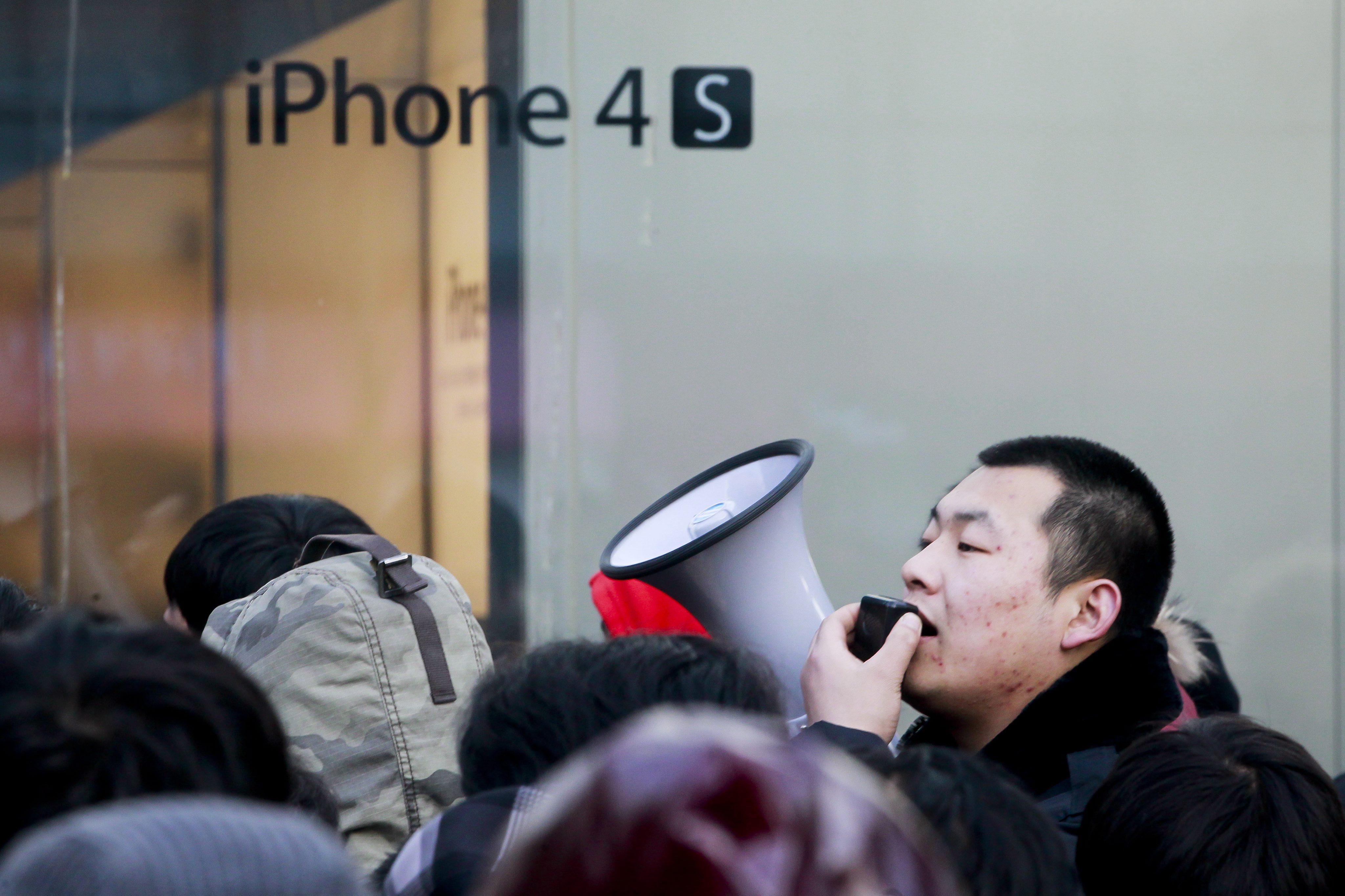 Κίνα: Η Apple ανέστειλε τις πωλήσεις του iPhone 4S λόγω συνωστισμού