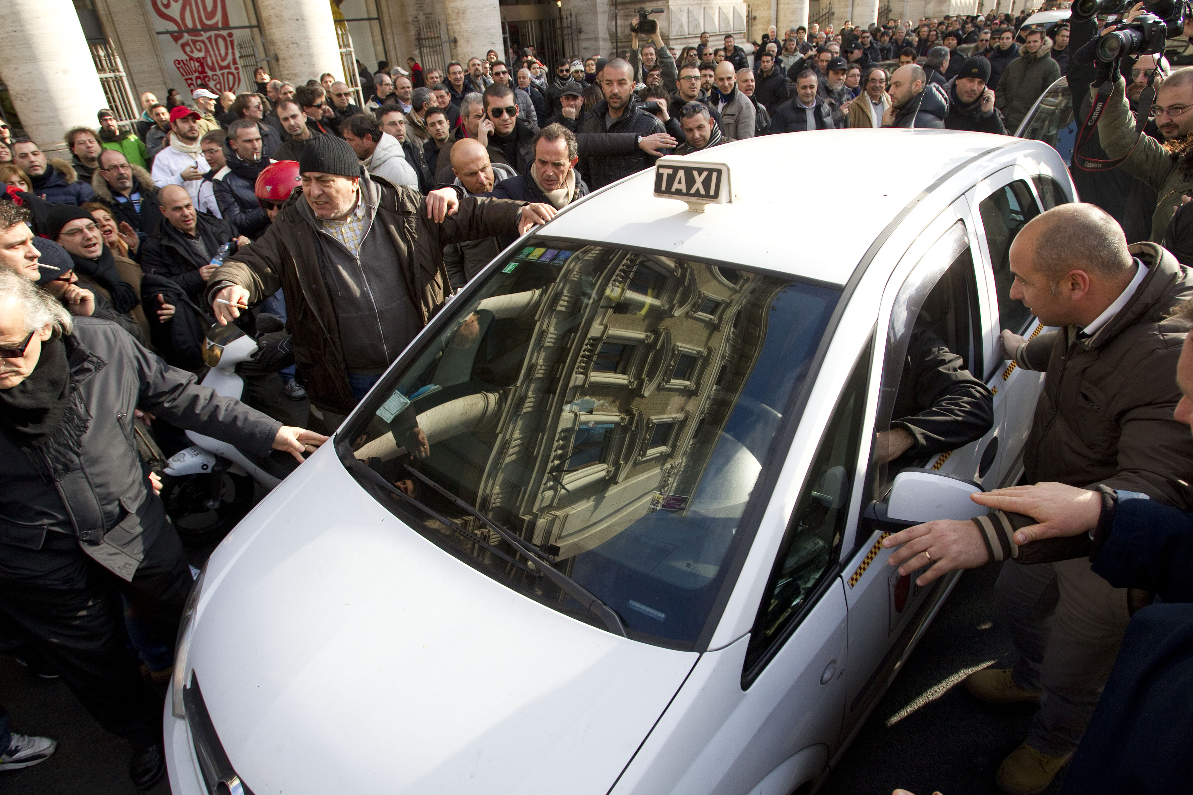 Ιταλία: «Κήρυξη πολέμου» η απελευθέρωση των ταξί