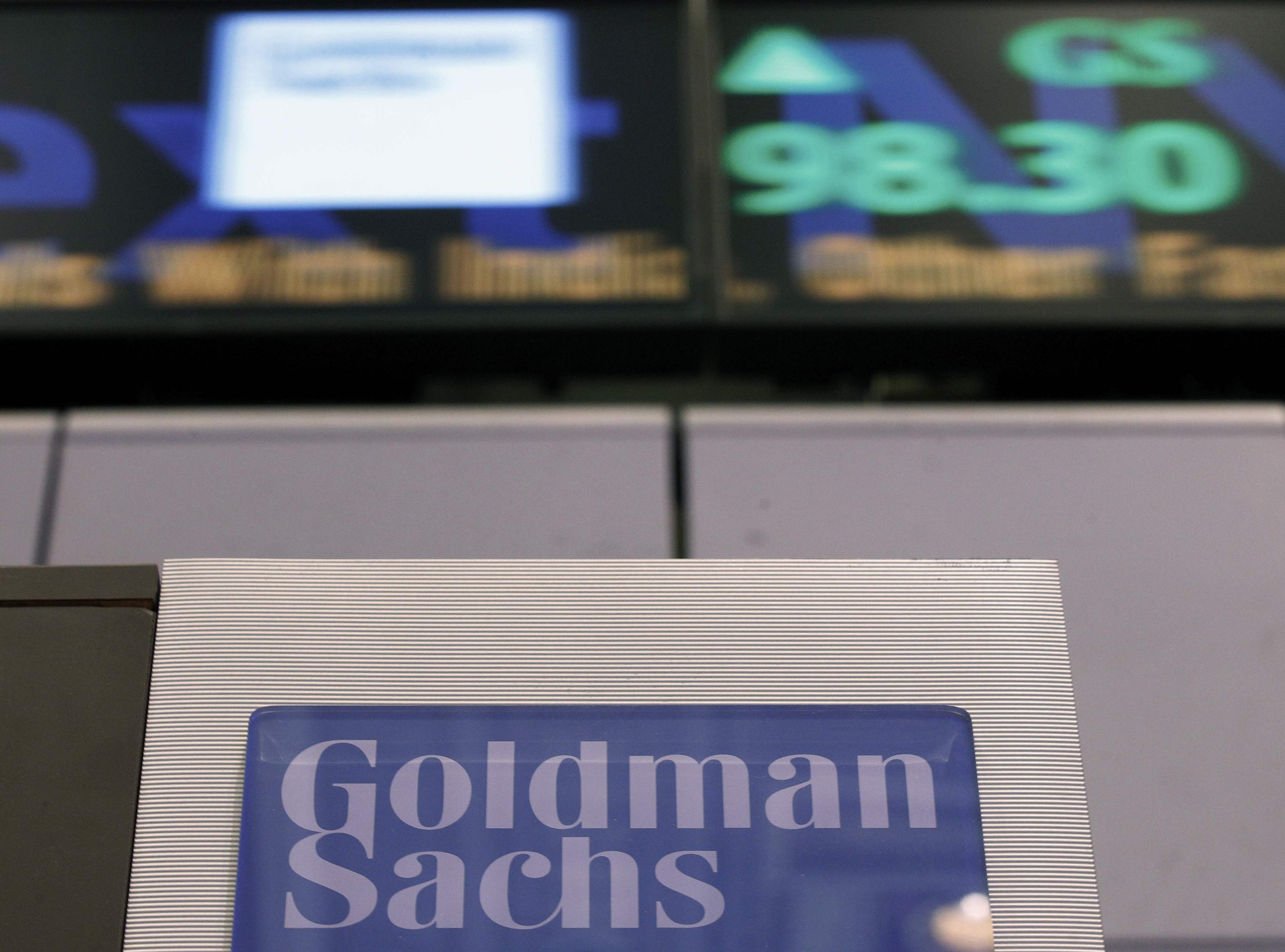 Bloomberg: Επαναφέρει το θέμα των ελληνικών swaps της Goldman Sachs