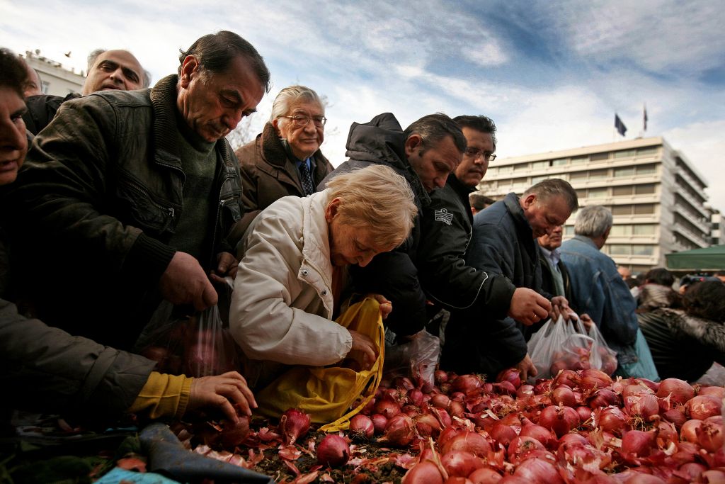 Ουρές πολιτών για δωρεάν προϊόντα στις λαϊκές