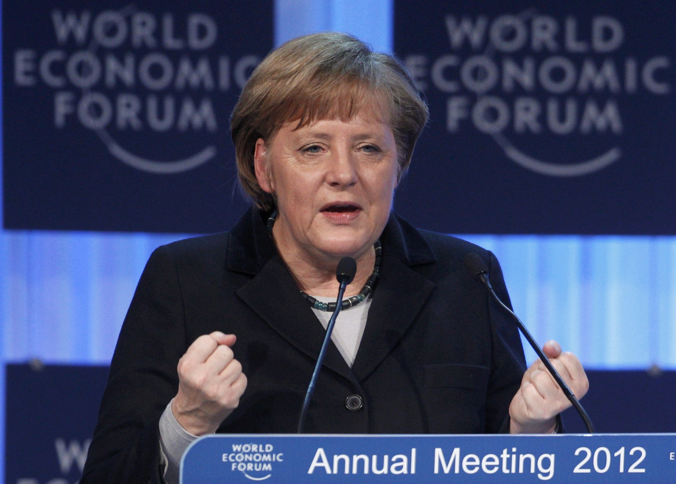 Μέρκελ: Πιέζεται για να αναθεωρήσει την οικονομική πολιτική της