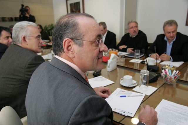 ΣΕΒ καλεί ΓΣΕΕ να συζητήσουν κατώτερο μισθό και μετενέργεια | tovima.gr