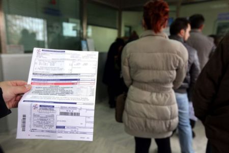 ΔΕΗ: Ετσι θα πάρετε την έκπτωση 15% στο ρεύμα – Βολές κατά των ΕΛΤΑ