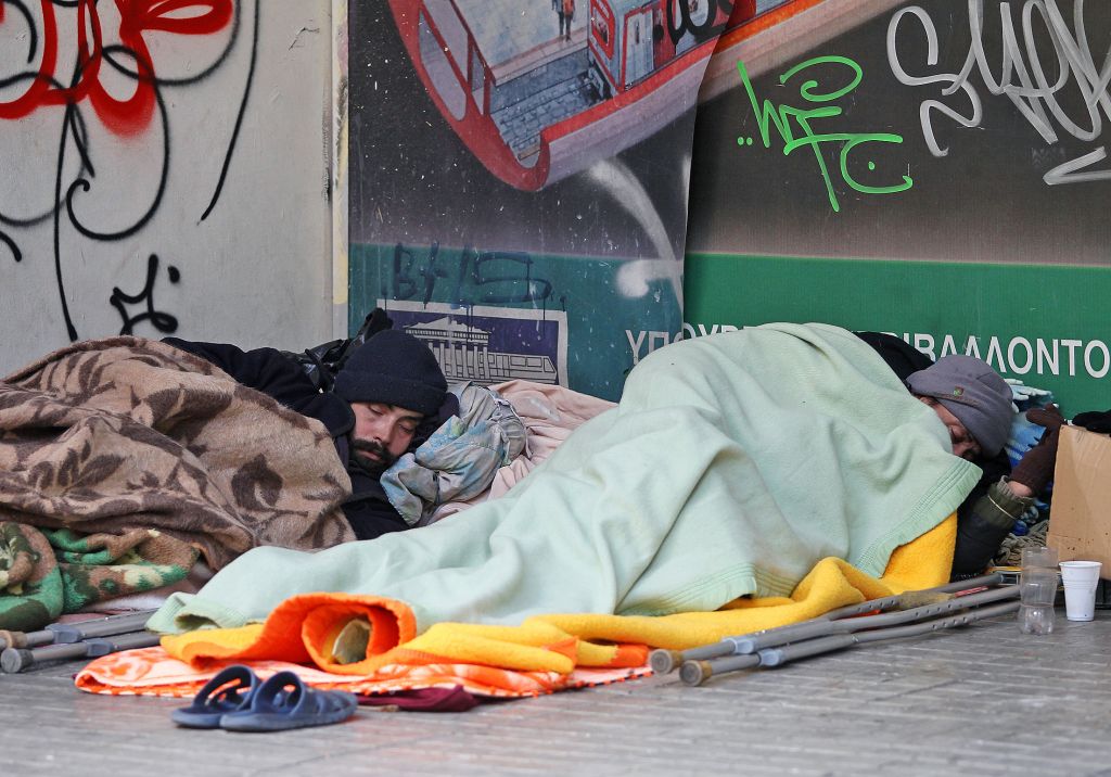 Θερμαινόμενοι χώροι για άστεγους σε Θεσσαλονίκη-Πειραιά