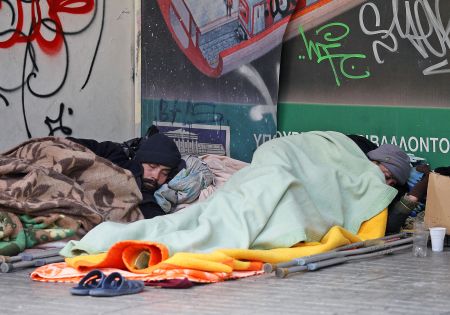 Θερμαινόμενοι χώροι για άστεγους σε Θεσσαλονίκη-Πειραιά