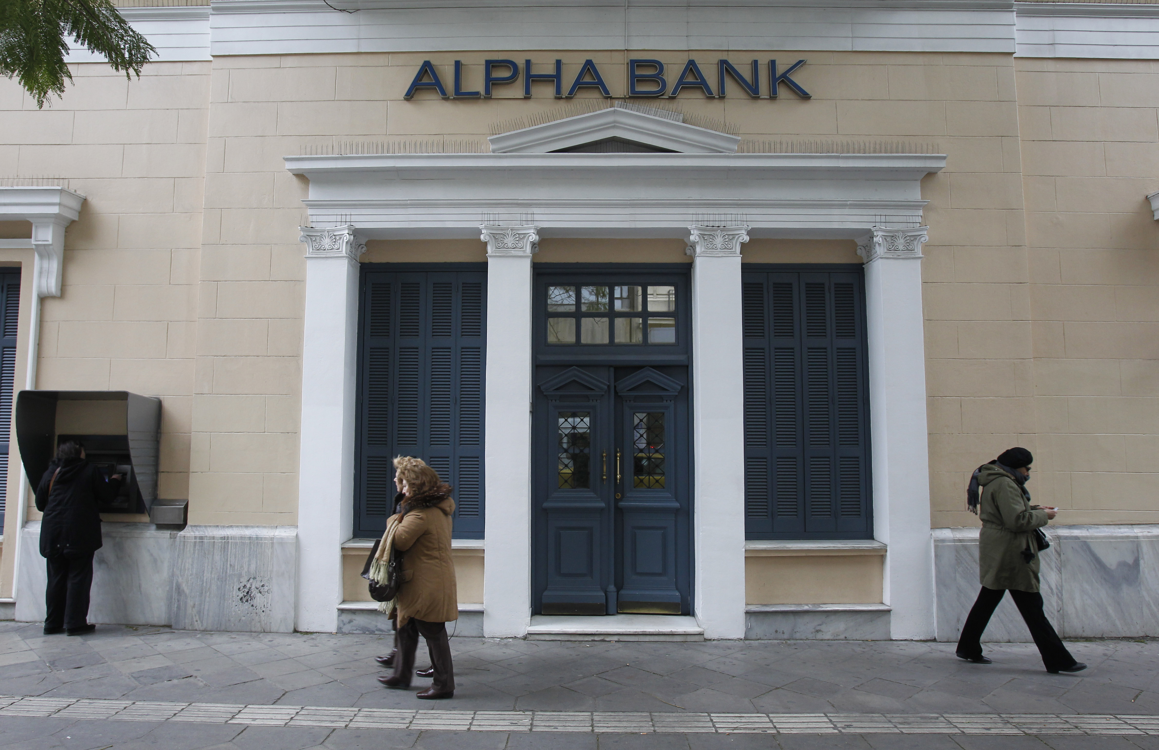 Alpha Bank: Η ελληνική οικονομία πάει καλύτερα από τις προβλέψεις