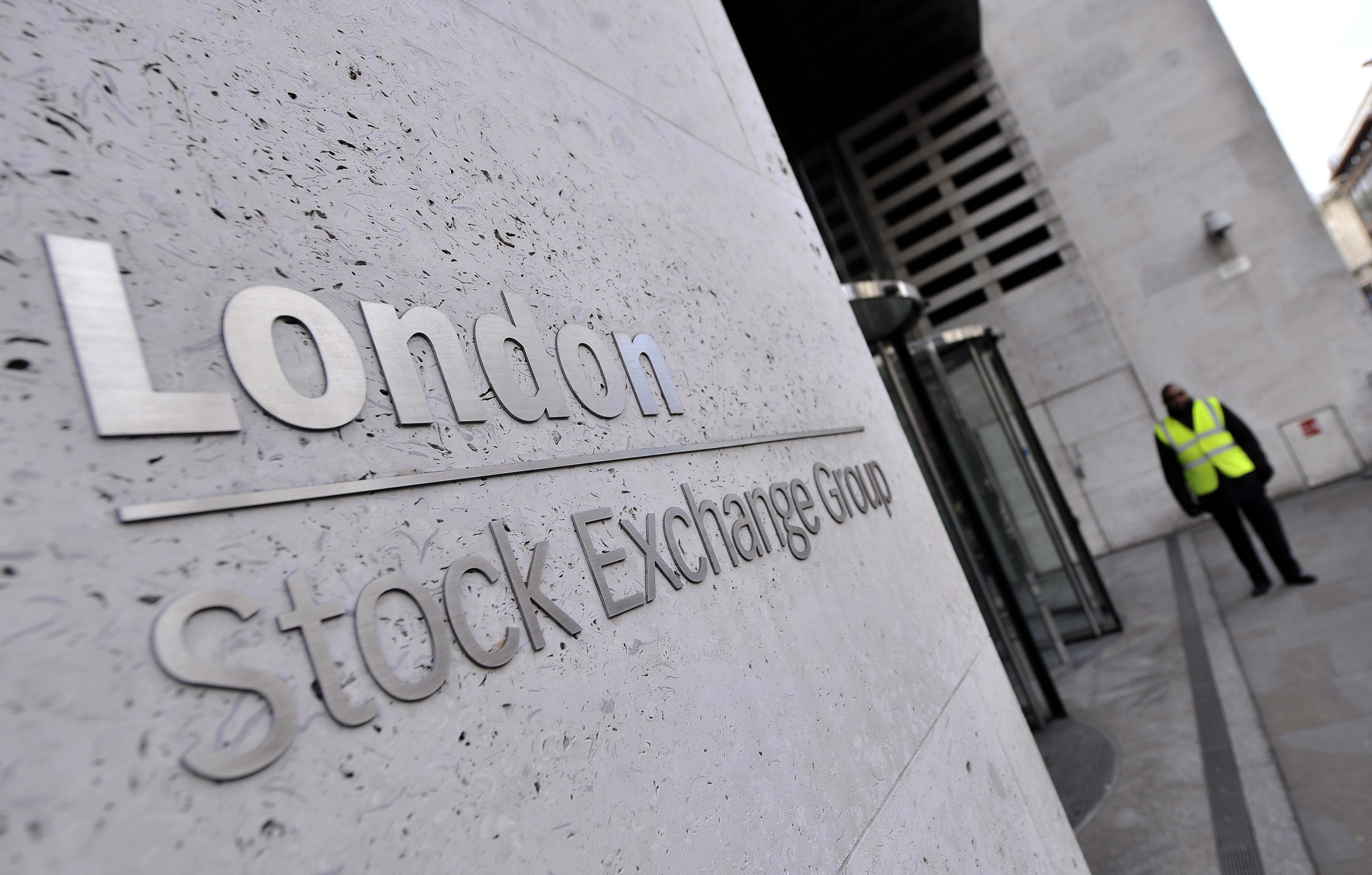 Over a billion. Лондонская фондовая биржа. Лондонская фондовая биржа здание. Лондонская биржа логотип. Фондовая биржа Лондона фото.