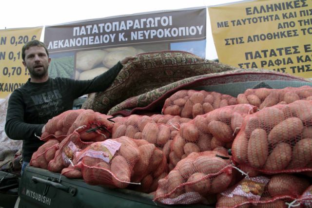 Πατάτες μοίρασαν παραγωγοί στη Θεσσαλονίκη
