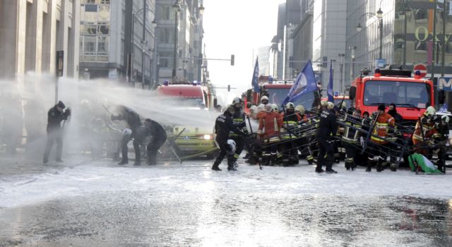 Βέλγοι πυροσβέστες έκαναν μούσκεμα το πρωθυπουργικό μέγαρο