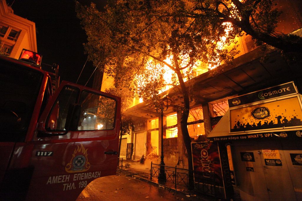 Παραδόθηκαν στις φλόγες 45 κτίρια και καταστήματα του Κέντρου