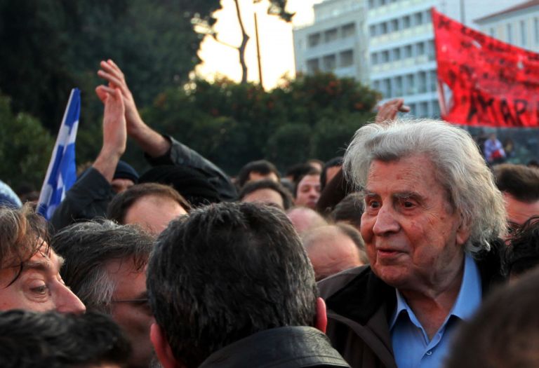 ΑΘΗΝΑ-Ο ΜΙΚΗΣ ΘΕΟΔΩΡΑΚΗΣ ΣΤΗ ΣΥΓΚΕΝΤΡΩΣΗ ΣΤΟ ΣΥΝΤΑΓΜΑ . (EUROKINISSI / ΠΑΝΑΓΟΠΟΥΛΟΥ ΓΕΩΡΓΙΑ)