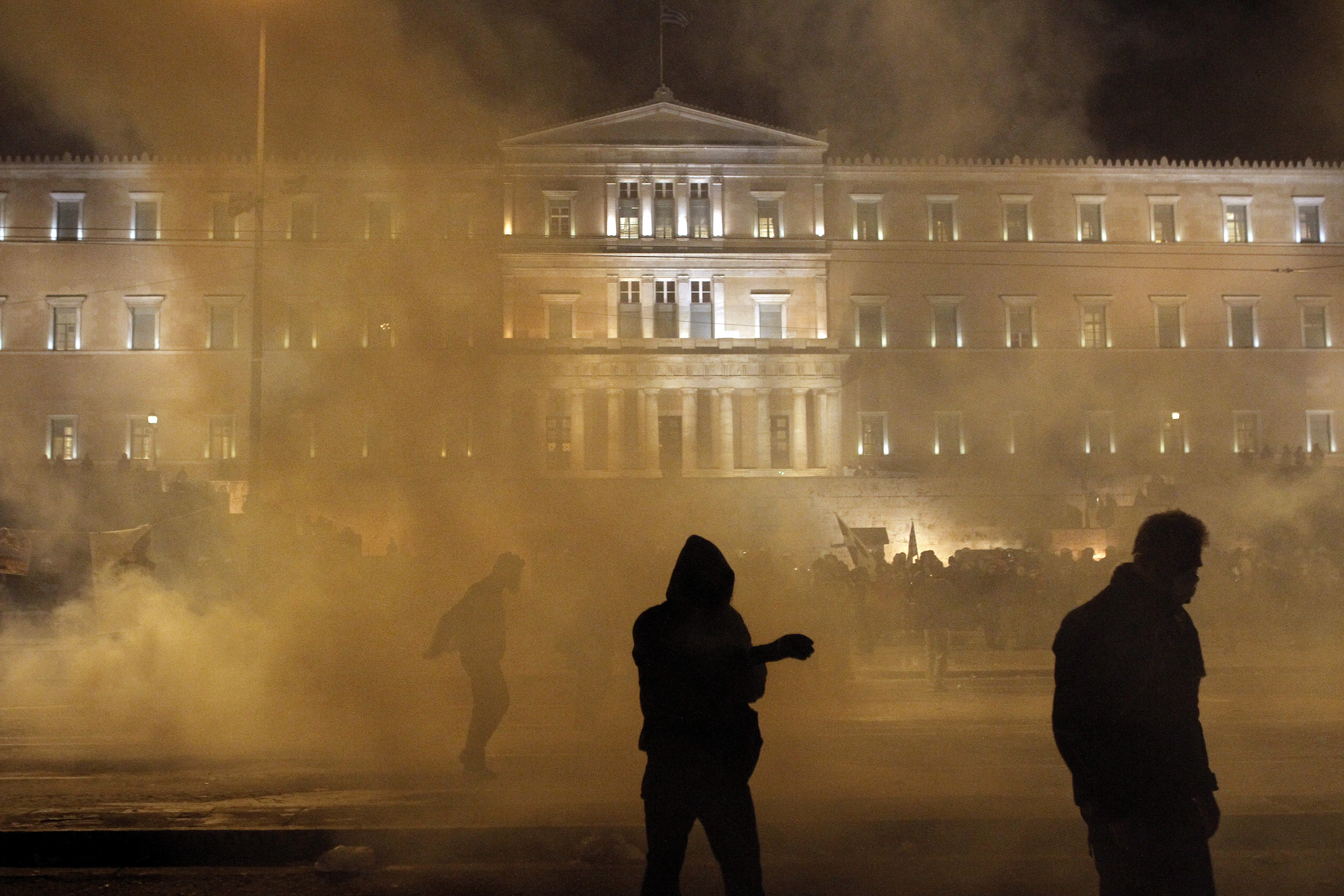 Ξένος Τύπος: Δια πυρός και σιδήρου «πέρασε» το Μνημόνιο στην Ελλάδα