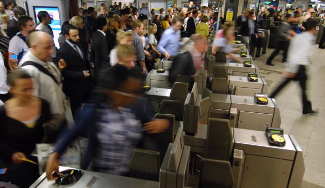 Το 2016 μπαίνουν μπάρες στο μετρό για το ηλεκτρονικό εισιτήριο